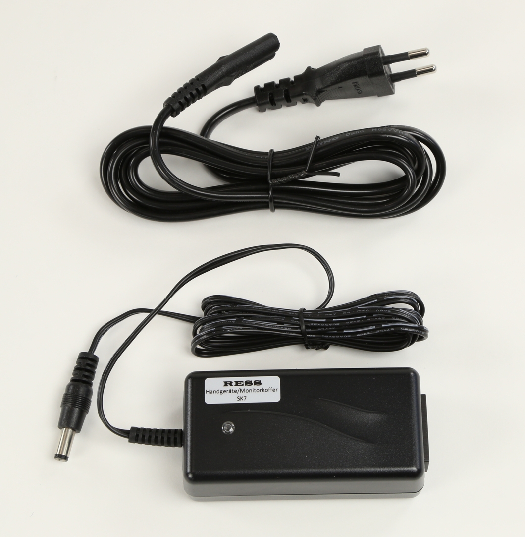 Chargeur pour appareils portatifs / étui pour moniteur